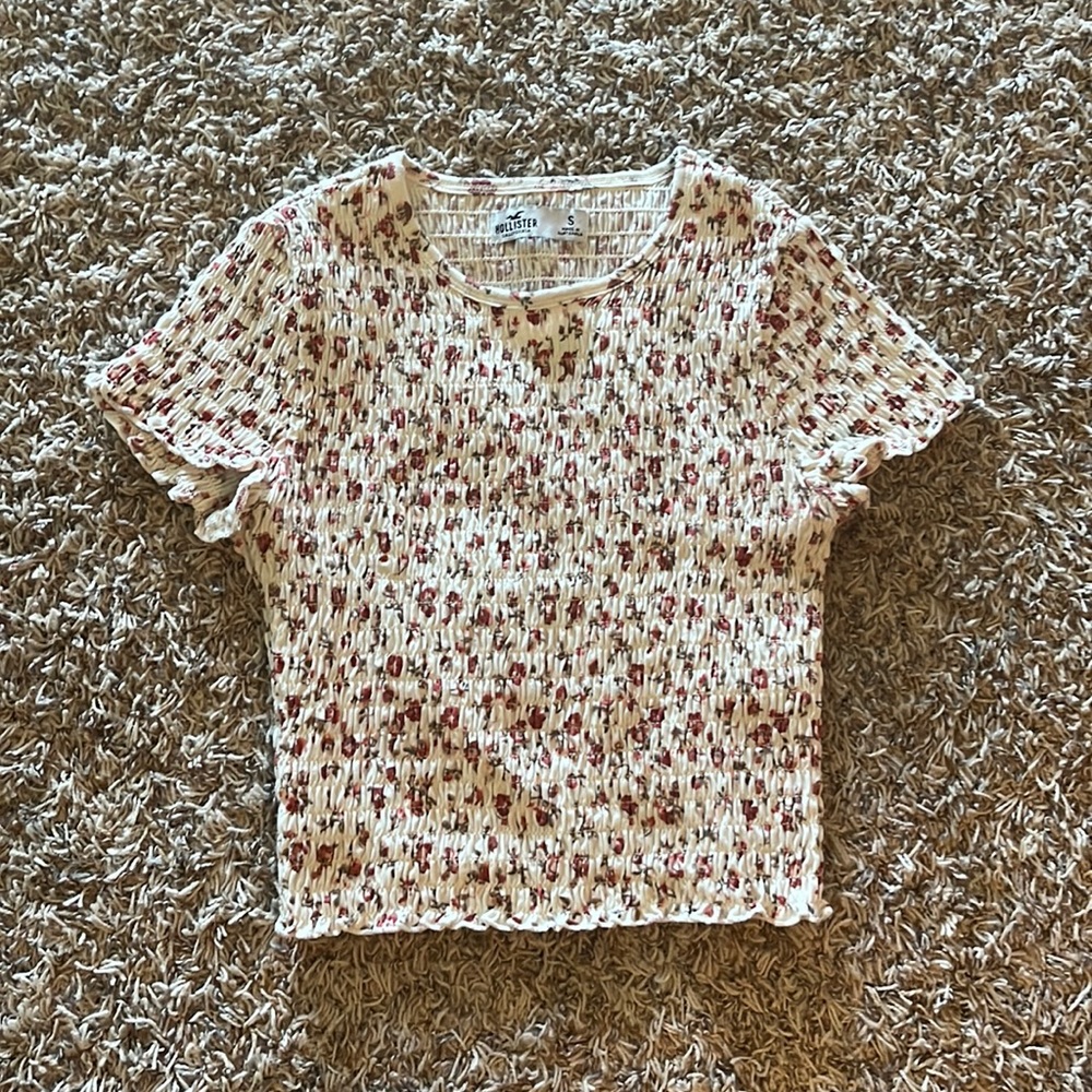 HOLLISTER FLOWER TIGHT CROPPED TSHIRT